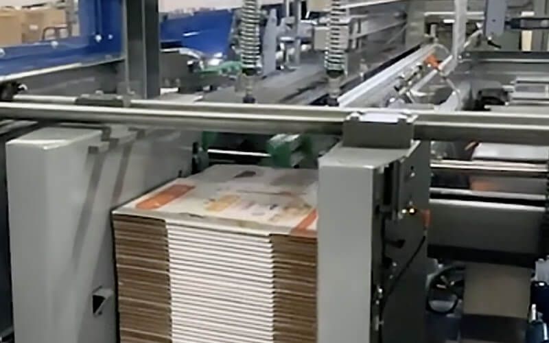 Máquina Armadora de cajas con Adhesivo Caliente