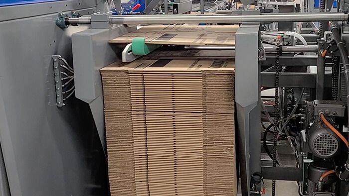 El cargador M335 alimenta cartón corrugado fuera de especificación